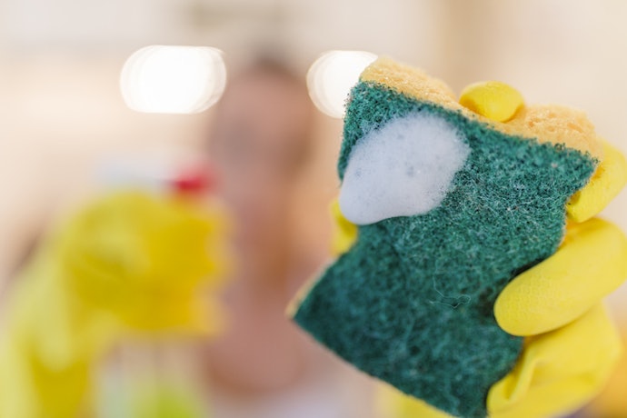2. Look for an Attached Scouring Pad Made of Plant-Based Fibers
