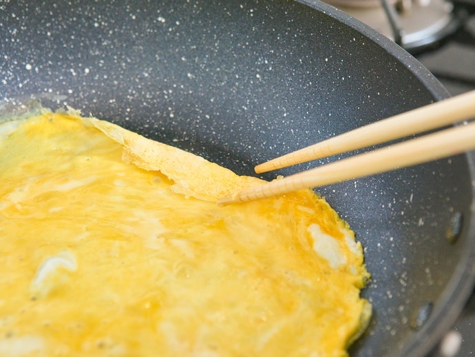 How to Make Tamagoyaki with a Round Frying Pan