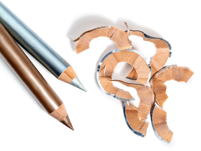 Decide Between Retractable and Non-Retractable Pencil Eyeliners
