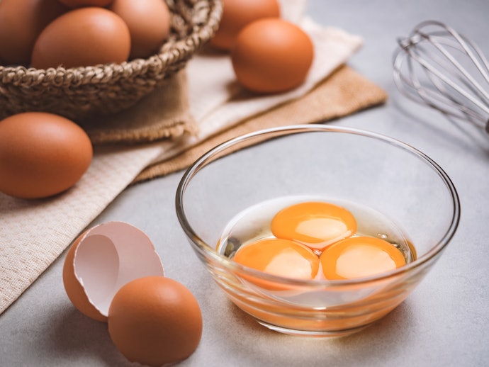 Crack Raw Eggs Easily With a Tool