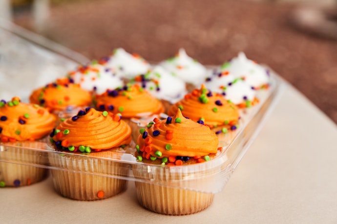 A Tight-Lock System Helps Preserve Cupcake Freshness