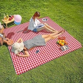 10 Best Picnic Blankets in 2022 (Yodo, Benevolence LA, and More) 3