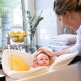 10 Best Baby Bathtubs in 2022 (Munchkin, Boon, and More) 2
